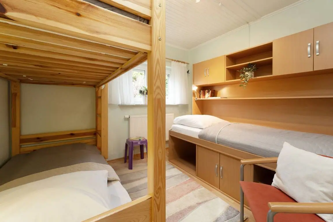 Kinderzimmer mit Etagenbett und zusätzlichem Einzelbett